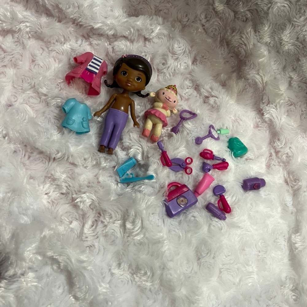 Small doc Mcstuffins doll with accessories